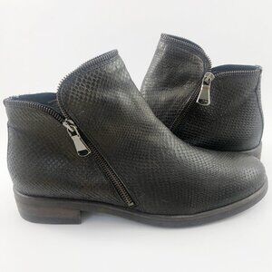NWOB TOSCA BLU Chocolate Brown Snakeskin Embossed Leather Ankle Boots 8 US/40 EU